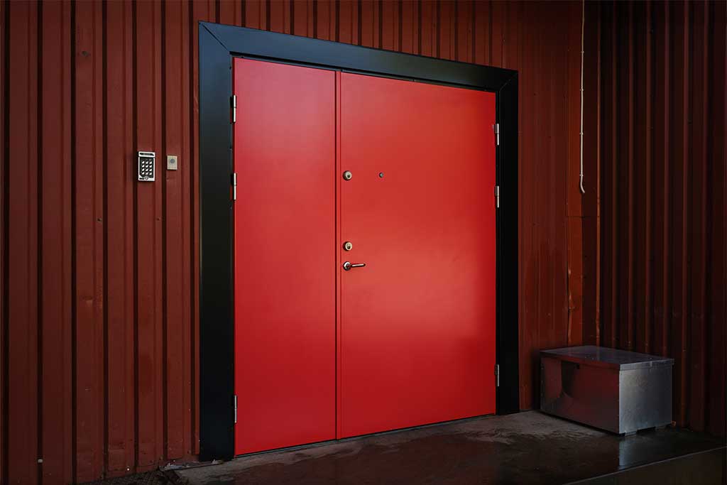 Röd säkerhetsdörr, Ambassdoor