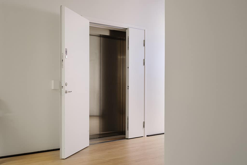 Vita dörrar framför hiss, Ambassadoor