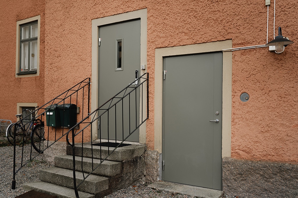 Grå säkerhetsdörr för BRF