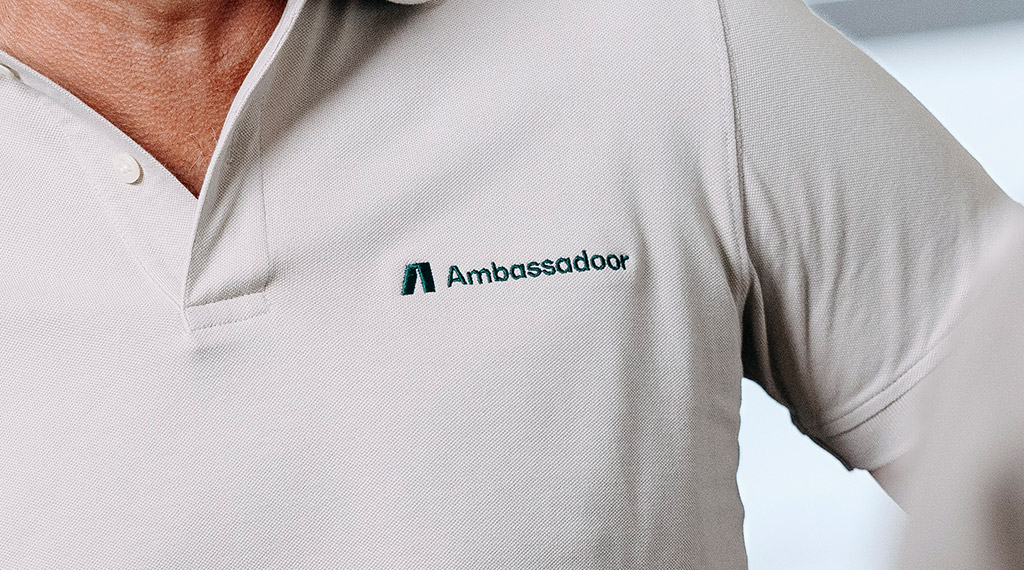 Logo på tröja i närbild